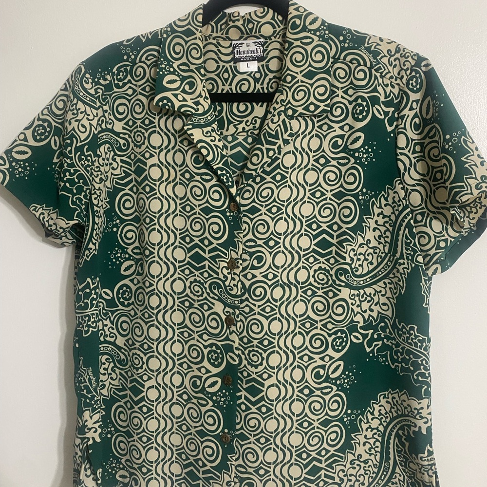 MANUHEALI’I KA’A’WA COLLECTION WOMENS SHORT SLEEVE BUTTON SHIRT